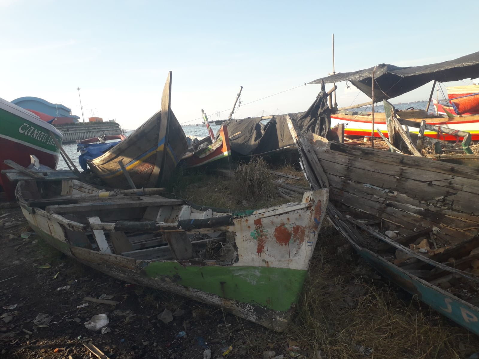 Perahu nelayan lapuk di Kalibaru