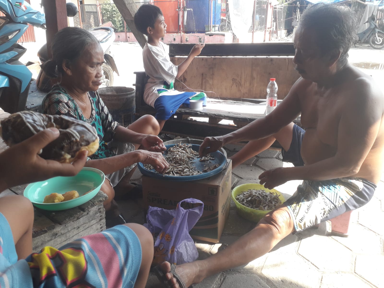 Perajin Membelah Teri